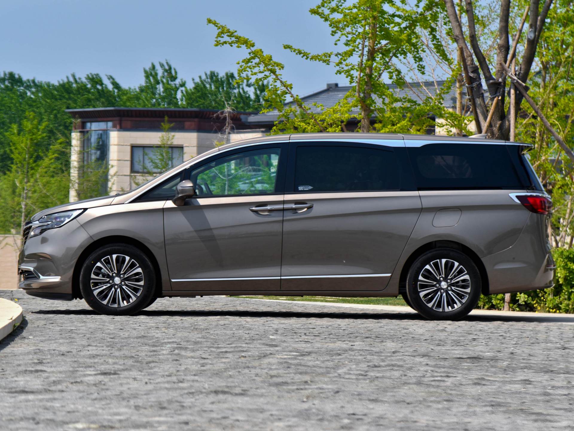 新款别克gl8陆上公务舱轻混版,别克gl8mpv价格一览表