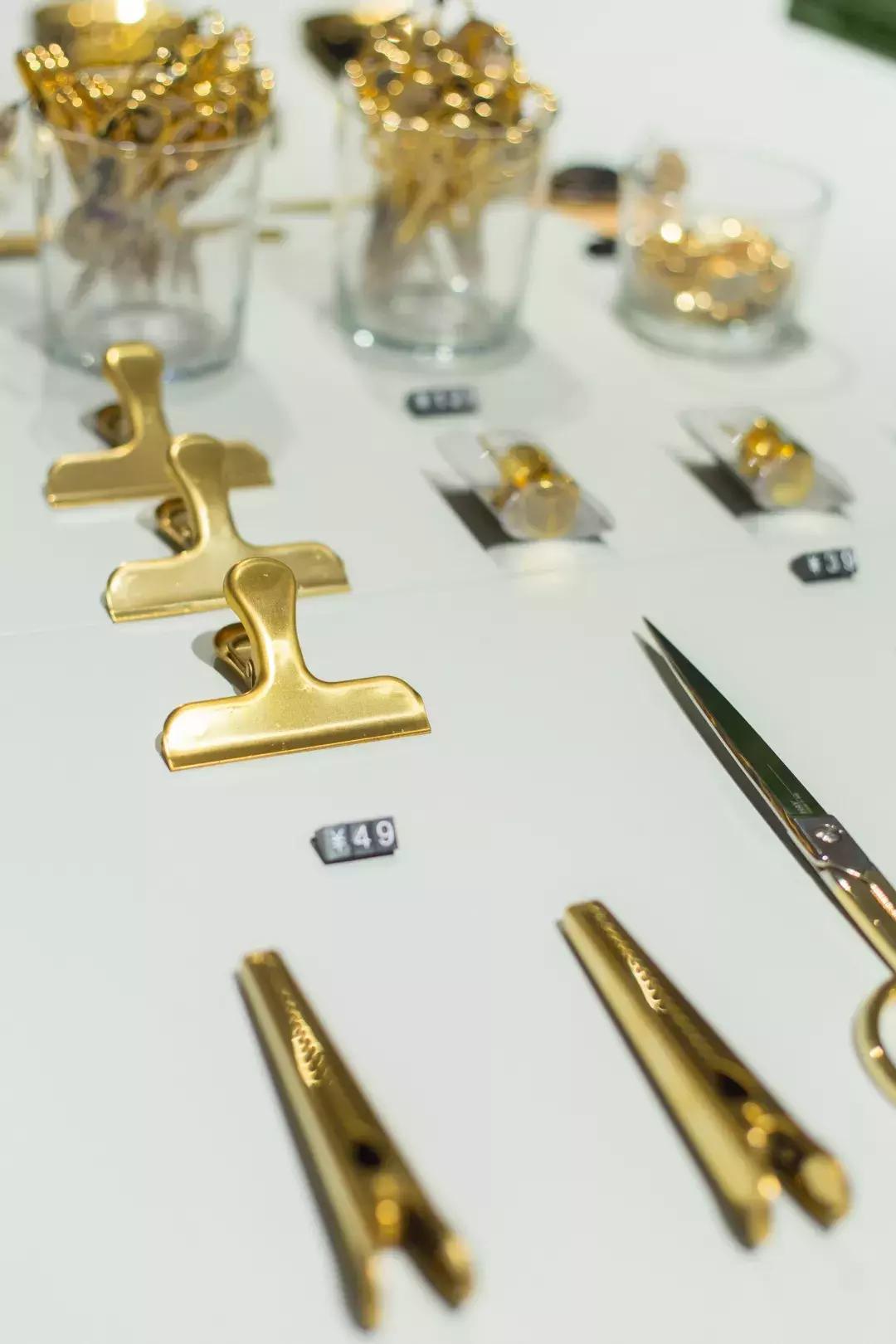 HAY,也许你根本不要那么多,一个微笑的弧线就够了