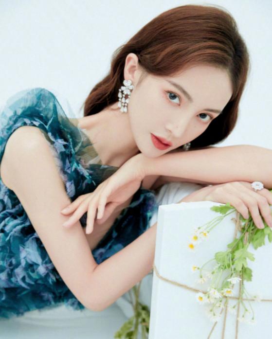 金晨鼻子透光引热议,金晨惹争议网红脸状态不佳