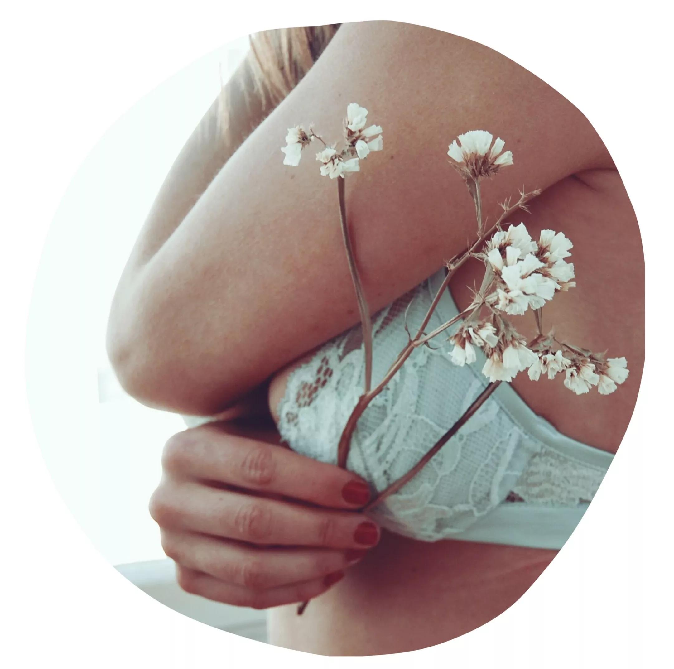 很多爱美的女性都会有隆胸的想法,想要隆胸该怎么选