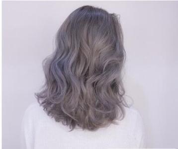 头发又油又痒还长痘痘是什么原因,14岁男孩头发里长痘痘怎么回事