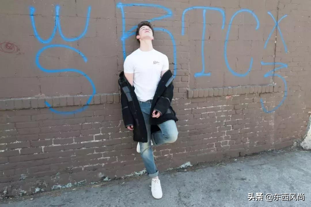 萌德确认了CK最新代言人的身份，网友呼吁裤子必须穿好！