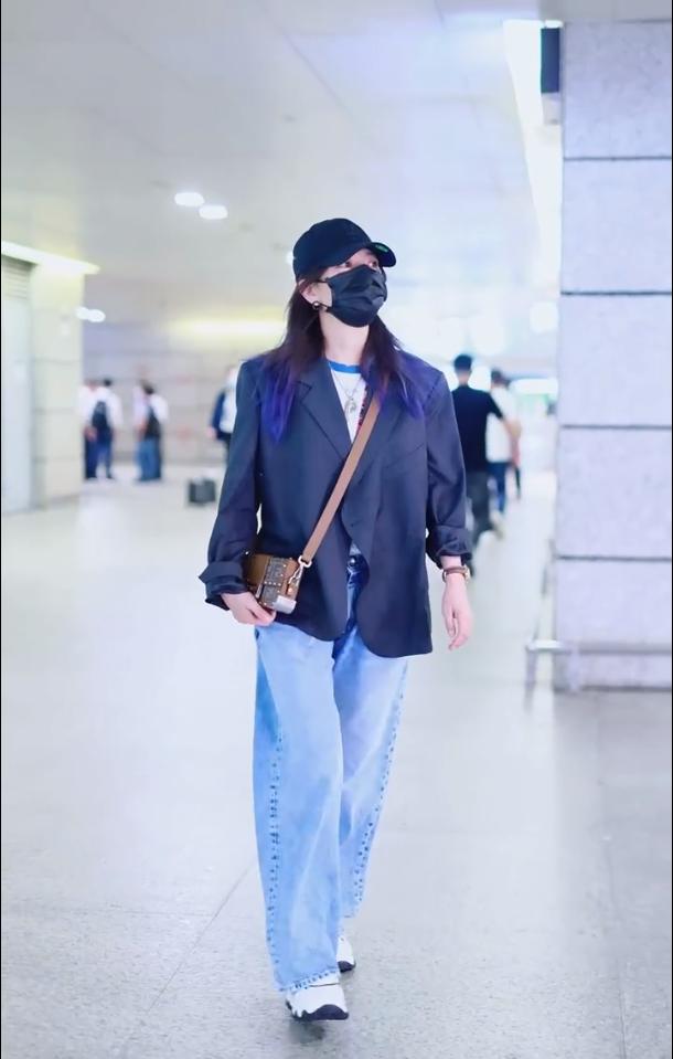 赵薇中长款西装,44岁赵薇的穿搭