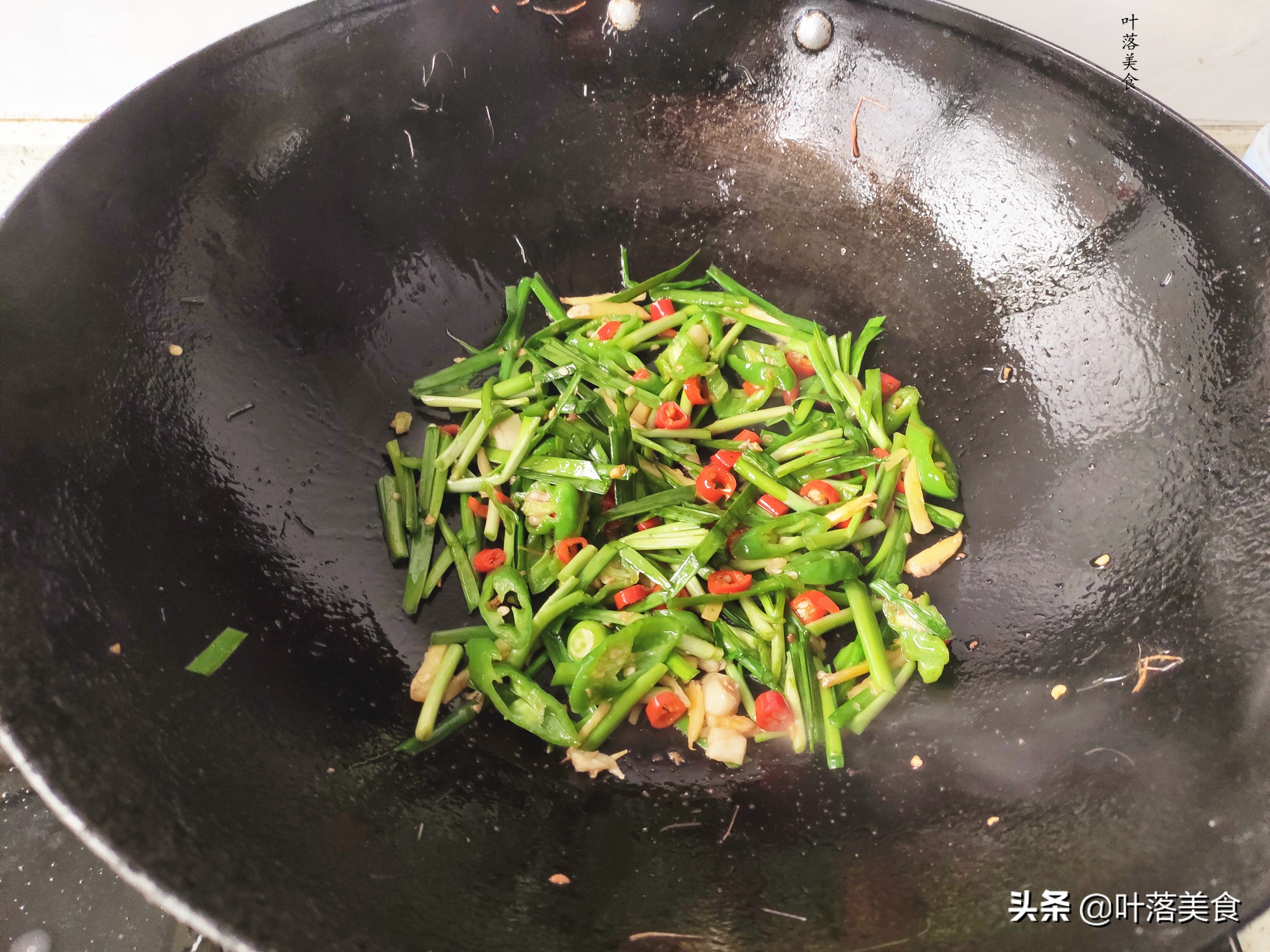 小河虾炒韭菜家常菜做法,韭菜炒小河虾川味