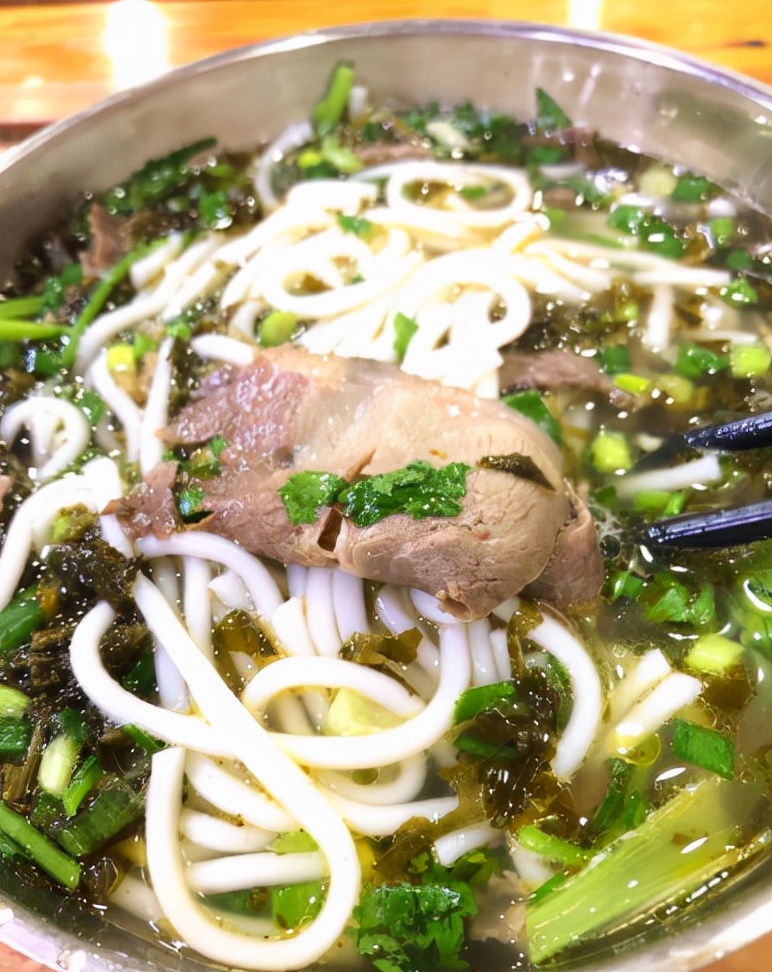 重庆馆子卖贵州特产，老板态度差客人也排队买，网友：把老板惯的