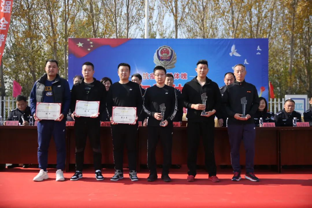 市公安局*党**委副书记、副局长周战威，市公安局*党**委委员、政治部主任吴卫红出席全市公安机关警体运动会闭幕式