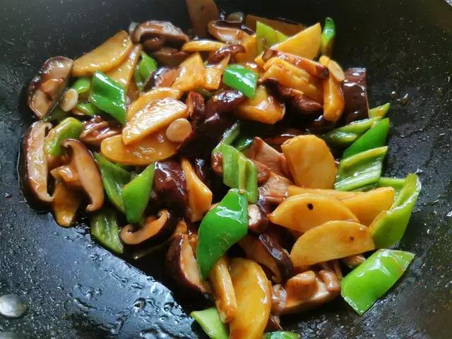 土豆和香菇做法家常菜,香菇土豆炖肉这样做全家人都爱吃