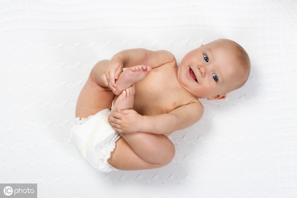 宝宝晚上尿床不穿纸尿裤,宝宝不穿纸尿裤每天尿床