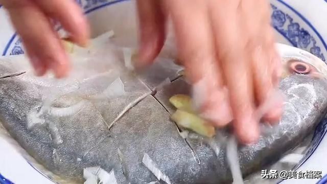 清蒸鲳鱼怎么做法比较好吃,清蒸五彩鲳鱼的做法和步骤