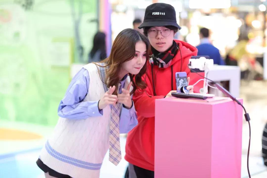 百度在上海再开快闪店！能和机器玩变脸，还能给自己做表情包！