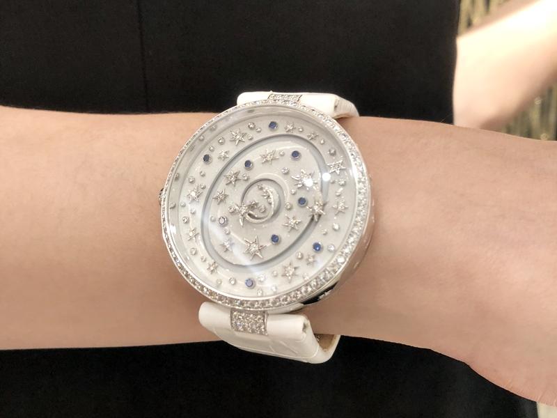 把天空穿在身上，以宝石打造天空画卷竟那么美