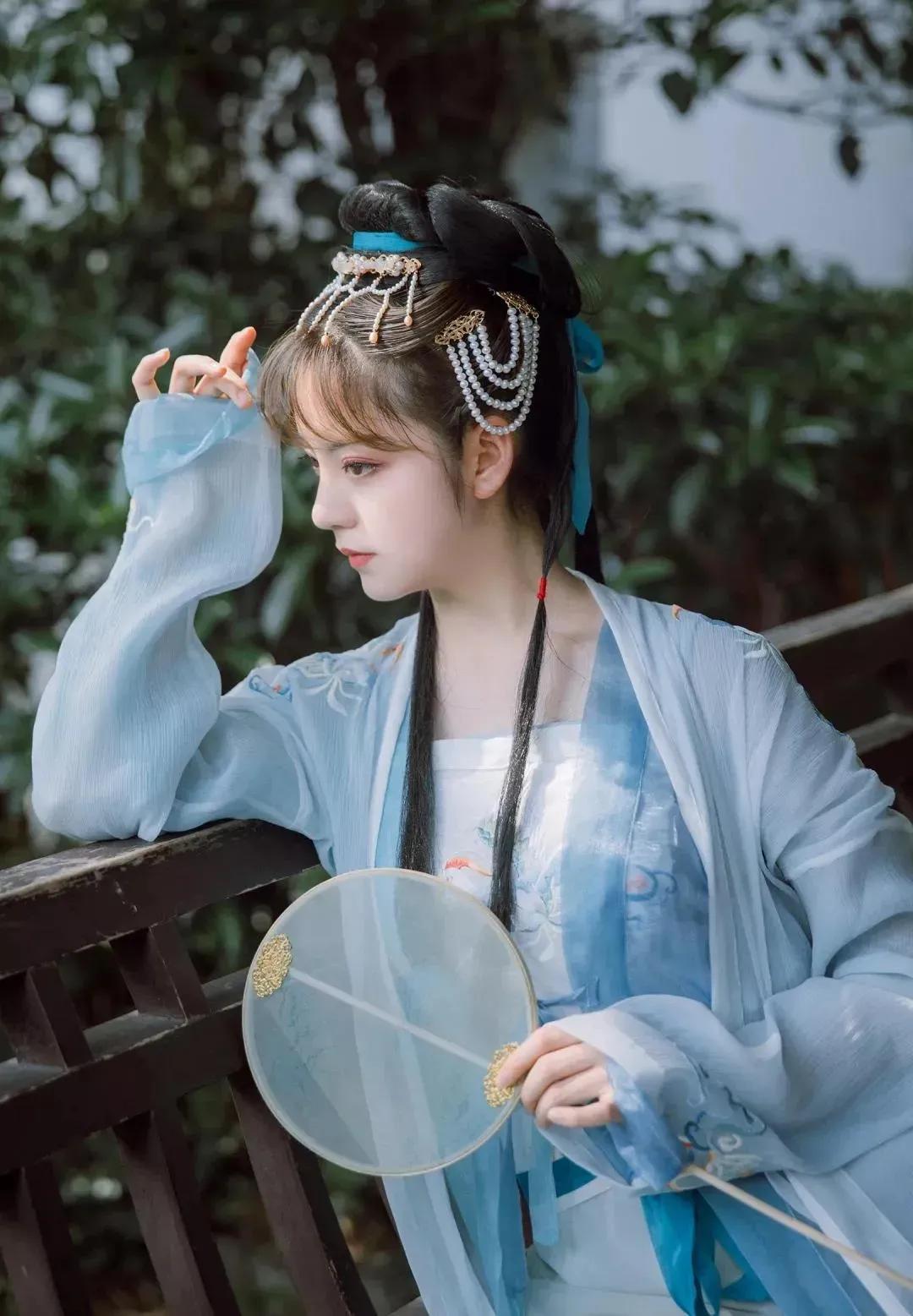 00后女孩演绎四大名著美女,凭一个造型火出圈,200万网友点赞