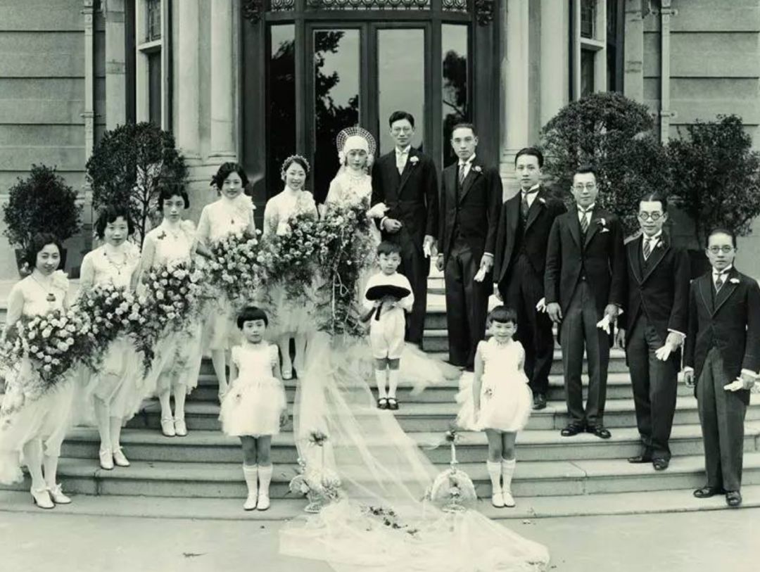 上海复旦大学校花开车去新天地,从外滩下来的复旦校花