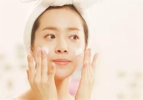 最近一款“睡眠面膜”火了，补水修复实力强，睡出白嫩牛奶肌