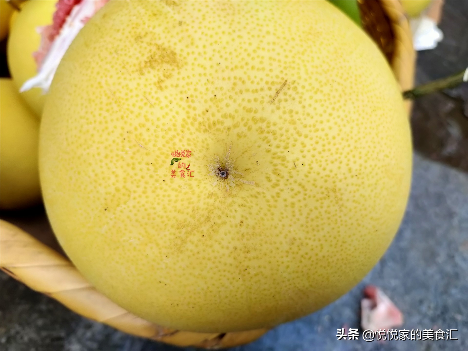 怎么挑柚子比较好吃,怎样挑柚子又甜又有水分又好吃