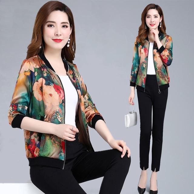 70女人再穷酸,也要打扮!今夏流行“棒球开衫”,薄而不透超美嫩