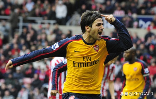 和踢足球的男生谈恋爱,男生踢足球的视频