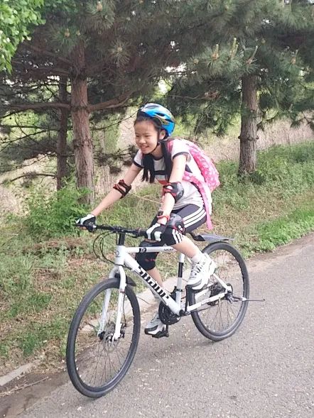 南瓜田冬令营,儿童参加山地自行车越野赛