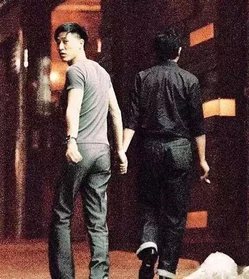 唐鹤德守着张国荣的骨灰过了15年,他是张国荣