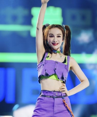 网曝吴昕直播卖400元T恤，因销量过低当场黑脸，本人发声亲自辟谣