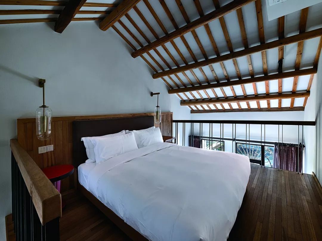 秋日河畔画中小镇，隐于茶园流水，山水间三店新开旅居吃茶慢生活