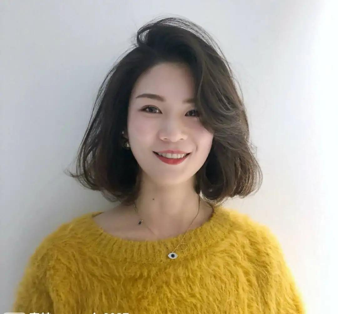 短发怎么烫又好看又不显老,五六十岁女士短发怎么梳不显老