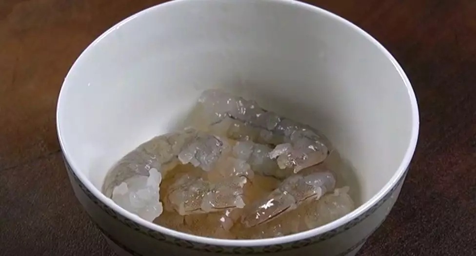 海鲜大虾小米粥正宗做法,冻大米虾粥的做法大全