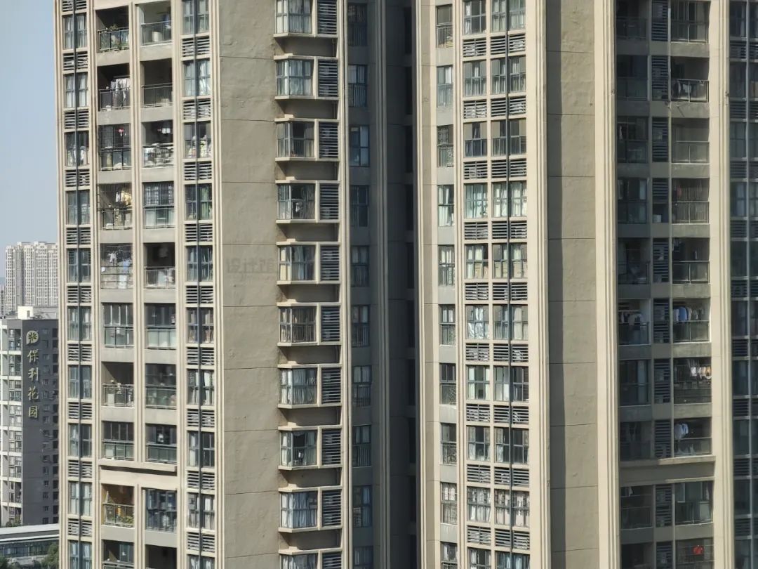 沙发摆在客厅的哪个位置好看,客厅沙发如何摆放显得空间大