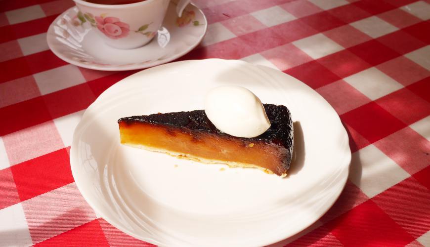 在阿尔卑斯山下一个中餐馆吃午饭,在阿尔卑斯山的悬崖喝杯咖啡