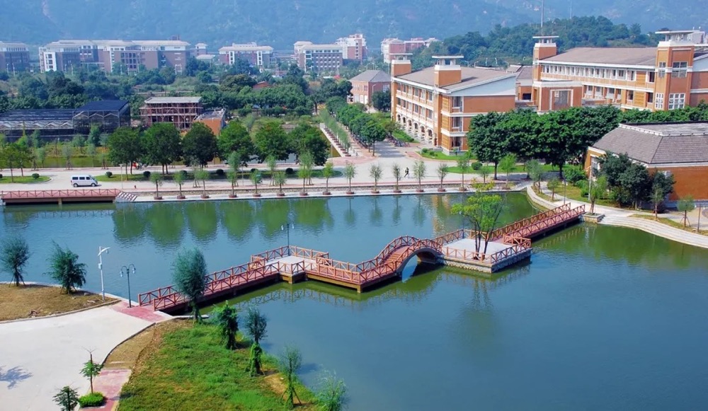 不用穿露脐装，福建师范大学靠男版招生简章走红，比*京大南**学硬气