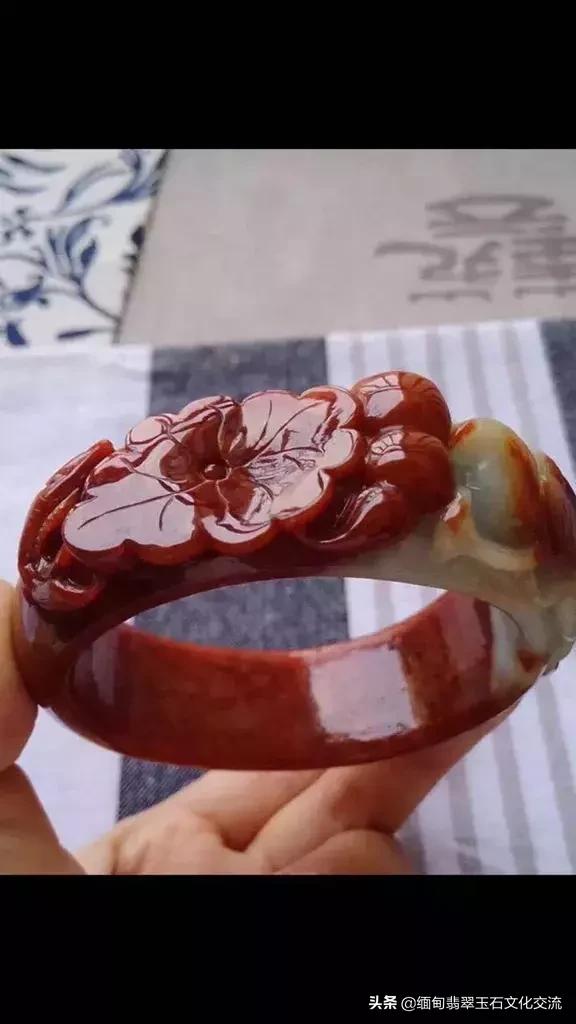 奇葩土豪竟把翡翠丢进火炉烧,烧出后色彩却十分鲜艳漂亮