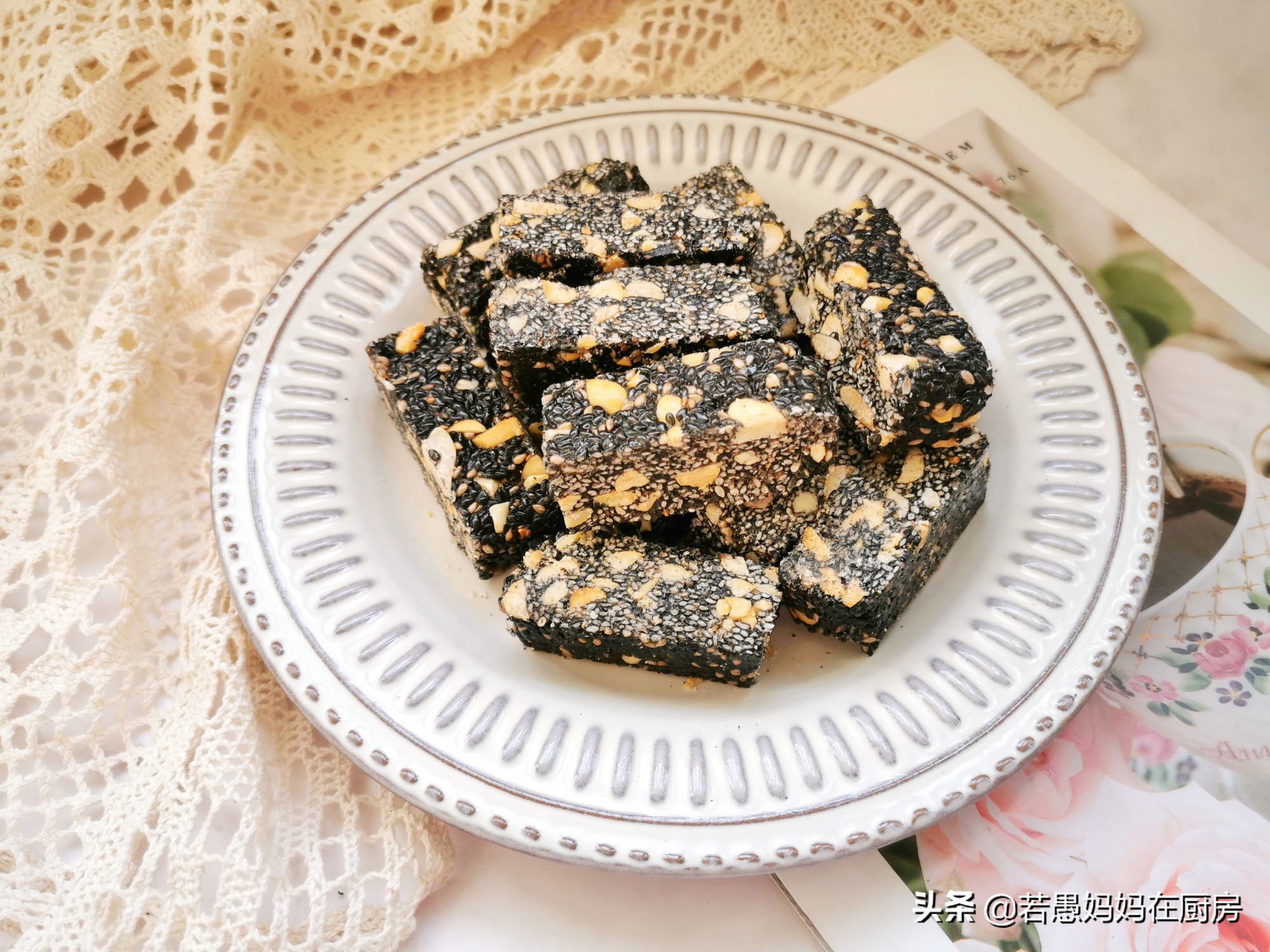 酥脆芝麻花生糖做法,在家做芝麻花生糖的方法