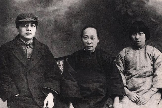 毛主席看到与母亲的合影,激动地用土话问道:咯是从哪里拱出来的