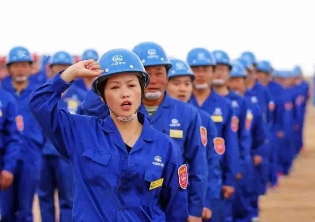 中国沙漠修公路发现一个村,中国花50亿买下沙漠在哪里