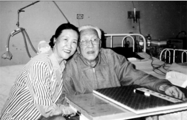 *世友许**听闻军中来了位高手,欲切磋武功,*飚耿**:你不是我的对手