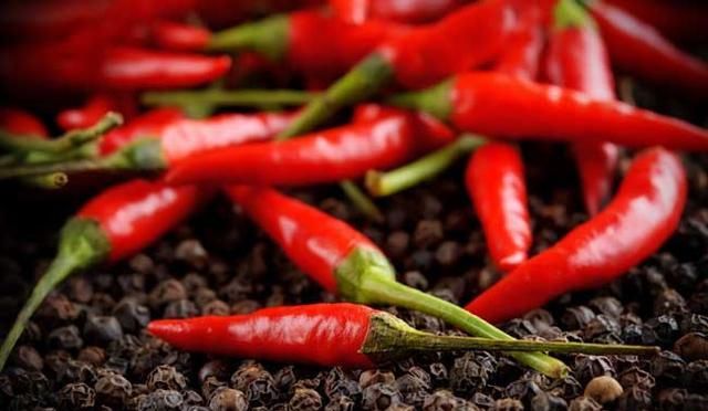 切菜时碰到辣椒很辣怎么缓解,切菜被辣椒辣到快速解辣方法