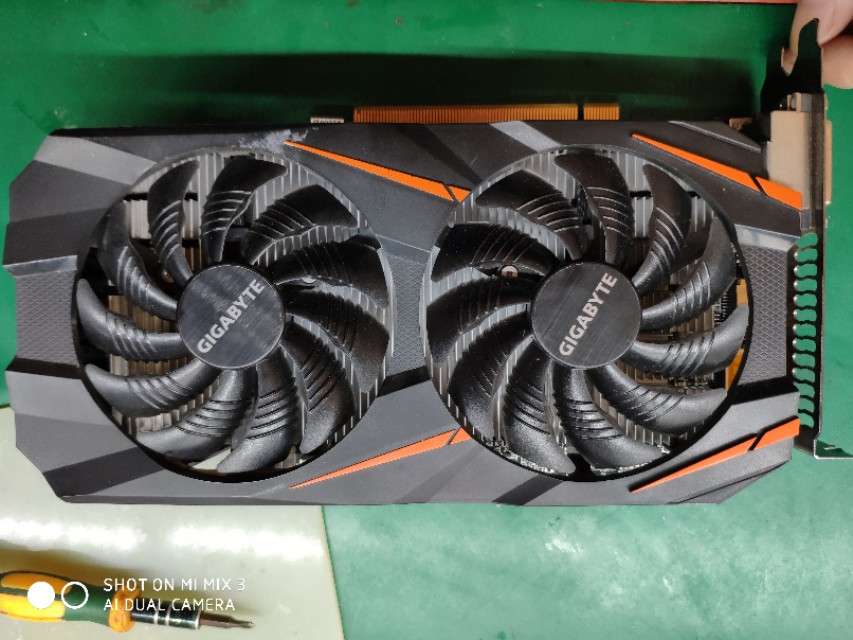 大神们来看看我的显卡是不是烧了,技嘉4060eagleoc8g猎鹰三风扇显卡