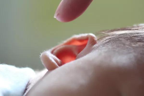 用棉签掏耳朵的危害动画,用棉签掏耳朵对身体有害吗