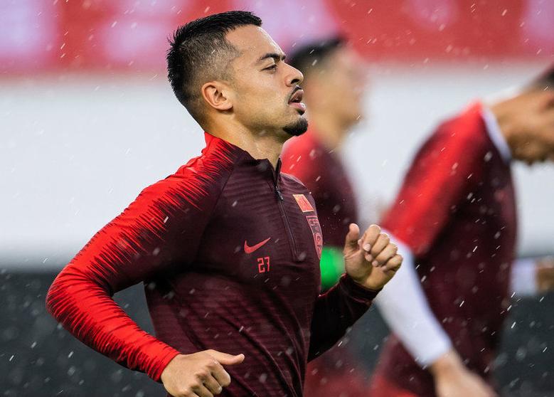 啦啦队喊中国队加油,球迷为中国女足加油助威