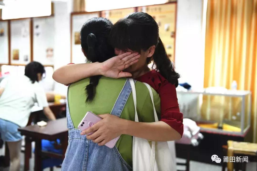 考完啦！莆田考场外上演“00”后深情告白！这些场景都太美~~