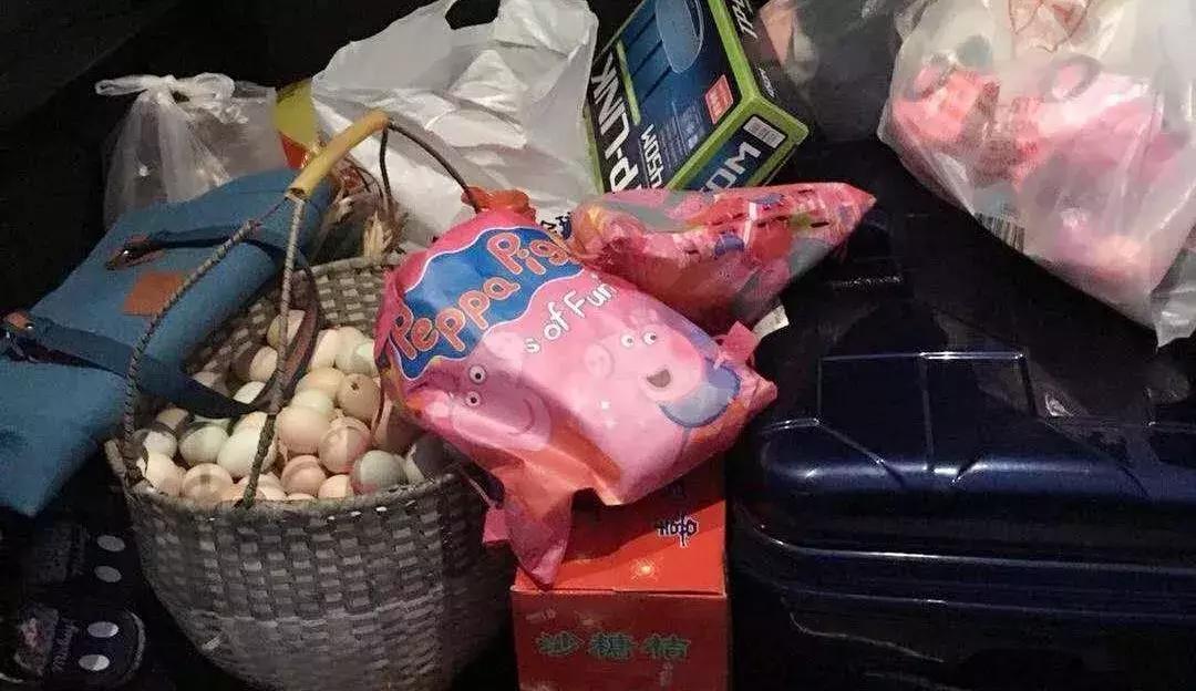 父母看儿子带了100个包子！留学生笑而不语：你是没见过我爸妈……