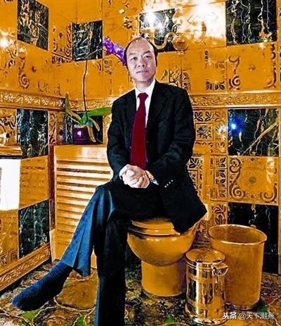 这位潮商曾用760斤黄金打造世界最昂贵金厕所，被称为“香港金王”