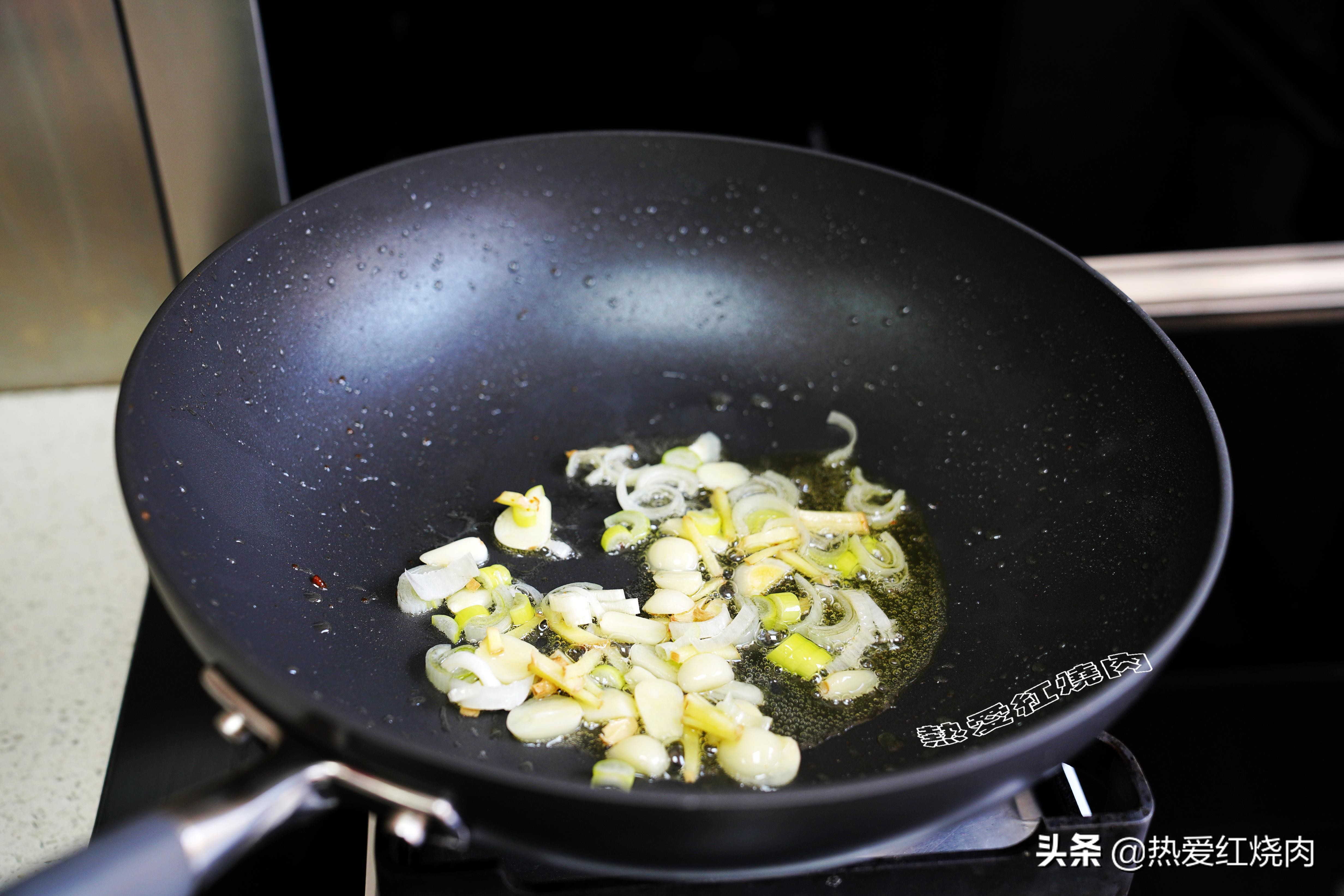 孜然炒鸡丁最正宗的做法,炒鸡胸丁肉嫩而不柴的诀窍