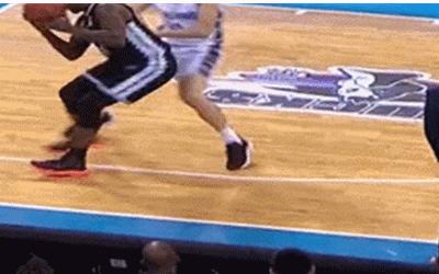 哈德森打裁判视频,慢镜头回放韩德君与威姆斯打架