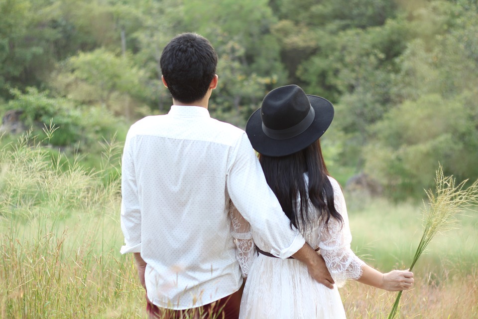 债主欠一把菜刀的小说,小说男主拿一千块钱欠条上门讨债