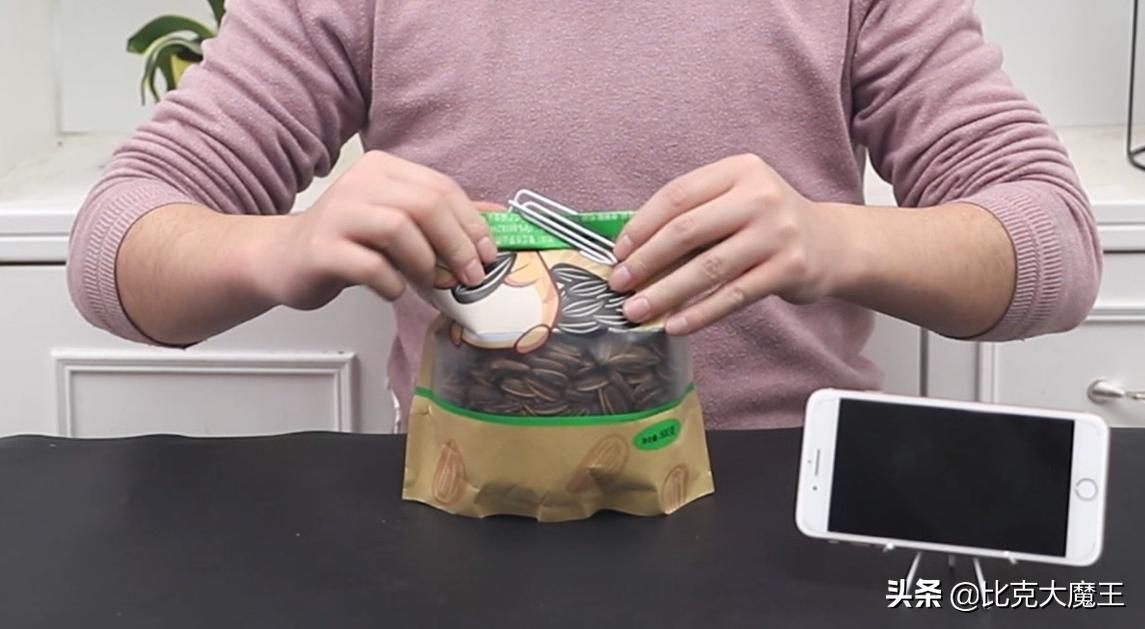 快速剥瓜子皮方便方法,用夹子剥瓜子小妙招