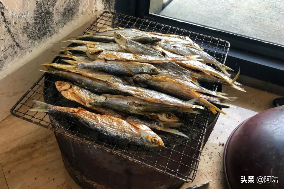 千岛湖当地比较传统的“烤鱼干”，原来是这样“烘”出来的