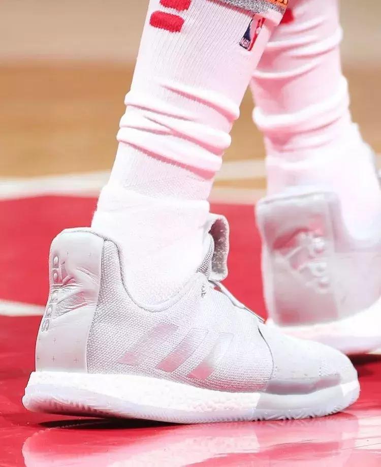 NBA球员今日上脚：欧文5又出新配色，奇才小将AJ15很惊艳！