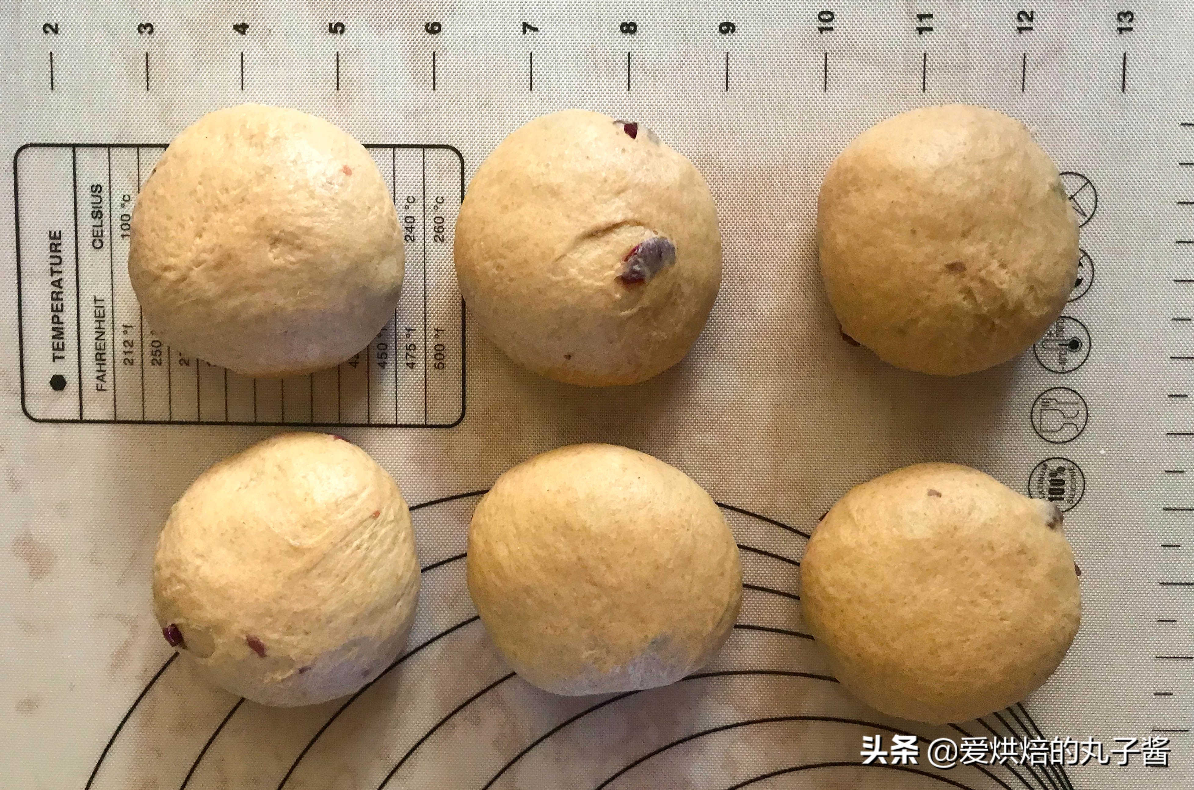 和面前多加1步，无需揉面机，做出的面包松软拉丝！省时又省力