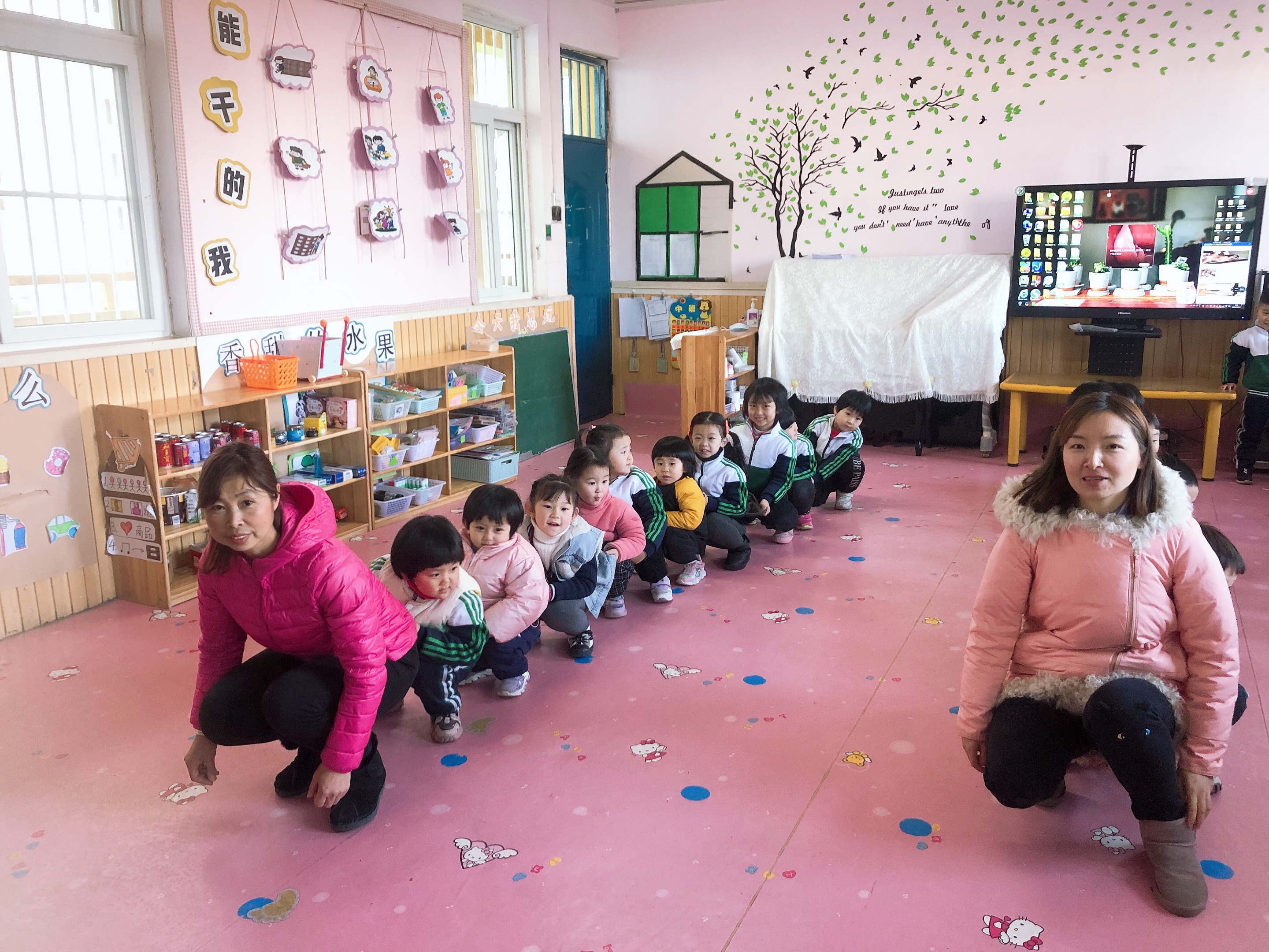 幼儿园小牛向前冲游戏活动,室内体育微运动幼儿园